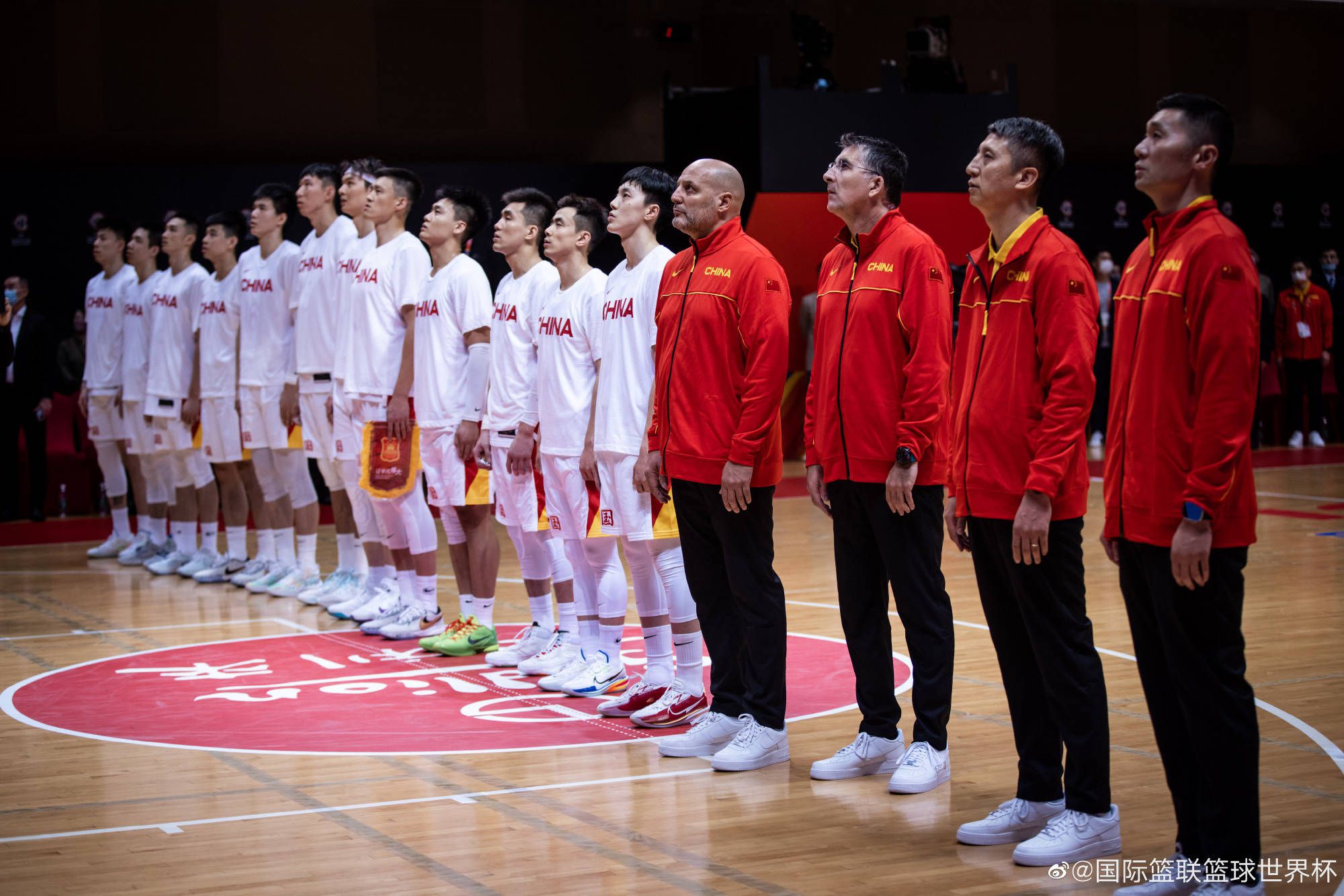 当拥有完美身材的甄子丹突然发福，变成香港无名小警员，究竟会产生怎样奇妙的化学反应？定档预告给出了答案：;型男丹打出令人熟悉的;甄功夫，以稳准狠的剪刀腿和极具爆发力的拳头，单枪匹马瓦解犯罪集团，战斗力爆表；然而镜头一转，;胖丹落魄现身东京，为追捕莫名走失的疑犯，四处寻找线索未果，还误入黑帮阴谋，在日本街头上演追逐大战，玩命跑酷；更叫人惊叹的是，东京铁塔之上与敌人兵戎相见，面对致命双刃，甄子丹选择了兼具实战性与灵活性的双节棍，配合行云流水的身法，使出;组合必杀技，招招霸气